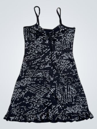 Schwarzes Kleid mit Schriftzug-Druck und Rüsche am Saum