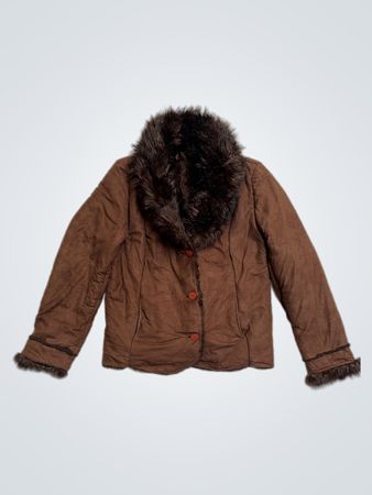 Veste brune avec bord en fausse fourrure