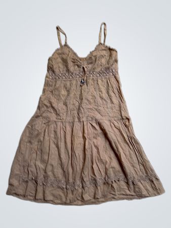 Braunes Kleid mit Spitzenbesatz