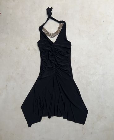 Schwarzes gerafftes Halterkleid mit verziertem Ausschnitt