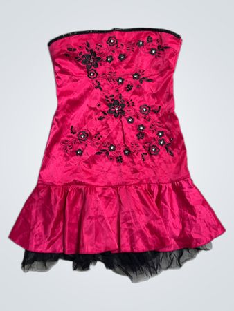 Rosa trägerloses Kleid mit schwarzen floralen Verzierungen und Tüllsaum