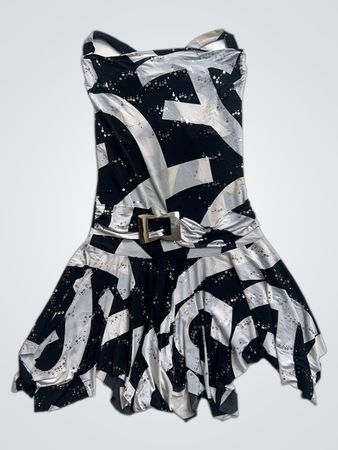 Schwarz-weiß gemustertes Kleid mit Schnalle und Pailletten