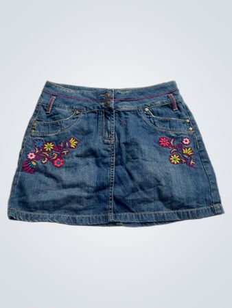 Blauer Jeansrock mit Blumenstickerei