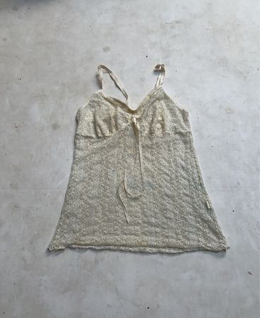 Cremige Spitzen-Camisole