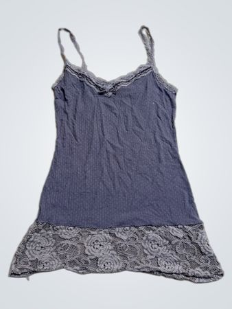 Graues Camisole mit Spitzenbesatz