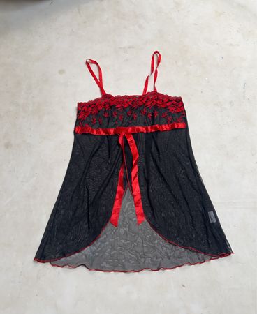 Schwarzes und rotes Mesh-Babydoll mit Schleife
