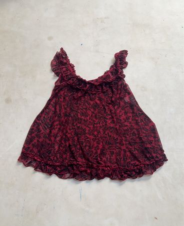 Damenoberteil aus rotem und schwarzem Mesh mit Blumenprint und Rüschen