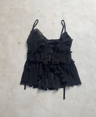 AMISU Black Camisole-Top mit Volants