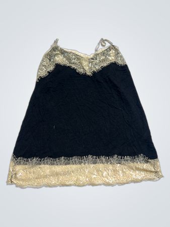 Schwarzes Top mit Spitzenbesatz