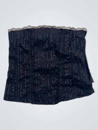 RIVYON FASHION CLUB Schwarzes Top mit Spitzenbesatz