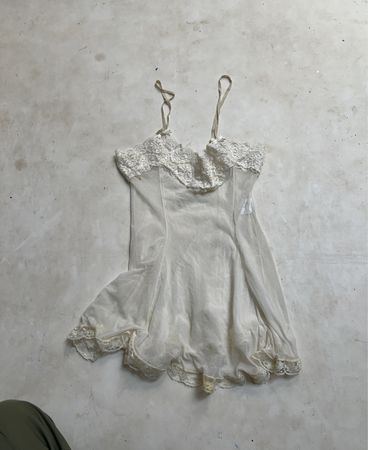 Fruscio Weißes Slipkleid mit Spitzenbesatz Größe 2