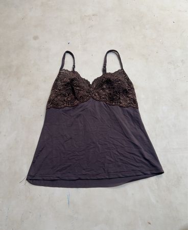 Braune Camisole mit Spitzenbesatz