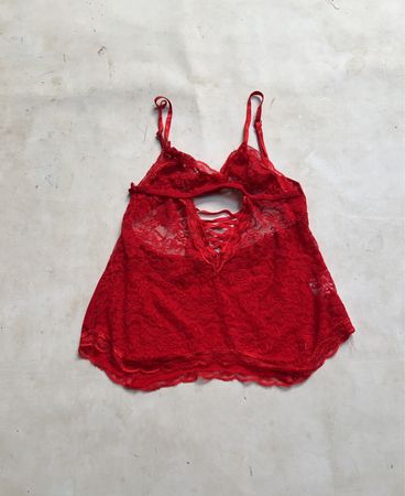 Rotes Spitzen-Cami-Top