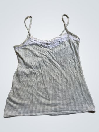 Geripptes Tanktop mit Spitzenbesatz
