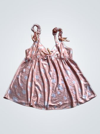Rosa Negligé-Kleid mit Wolkenmuster