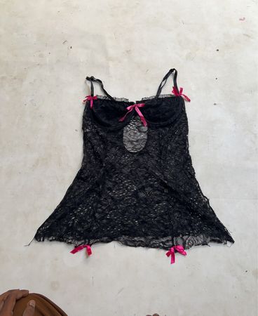 Schwarzes Spitzen-Babydoll mit rosa Schleifen