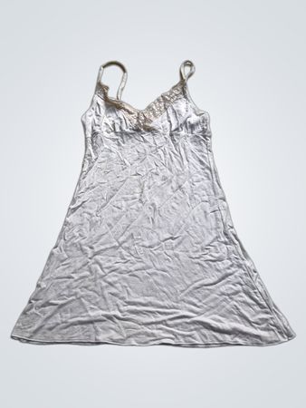 Weißes Slipkleid mit Spitzenbesatz
