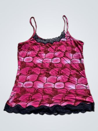 Rosa Camisole mit schwarzer Spitzenverzierung