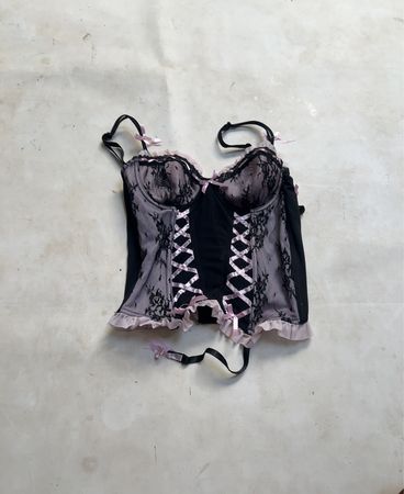 JOLIE Schwarzer und pinker Spitzenkorsett mit Strapsen