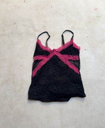 Schwarzes Spitzen-Camisole mit rosa Verzierungen