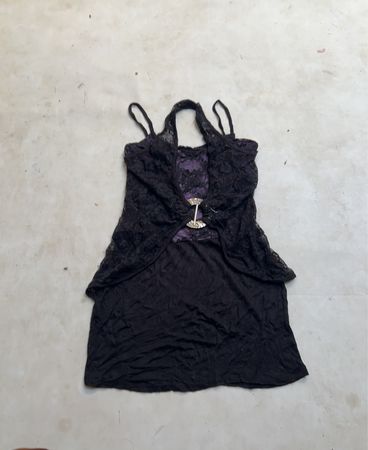 Schwarzes Spitzen-Halftertop mit violettem Unterfutter