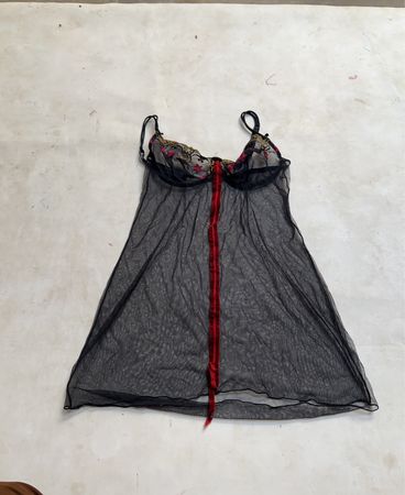 Off Limits schwarzes durchsichtiges Babydoll mit rotem Banddetail