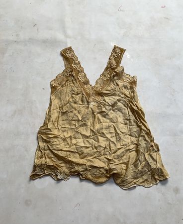 Camisolette mit Spitzebesatz in Beige