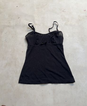 Schwarzes Camisole mit Spitzenbesatz
