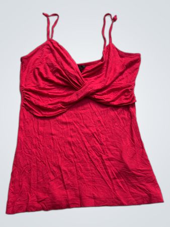 Rotes gerafftes Camisole-Oberteil mit verdrehtem Vorderteil