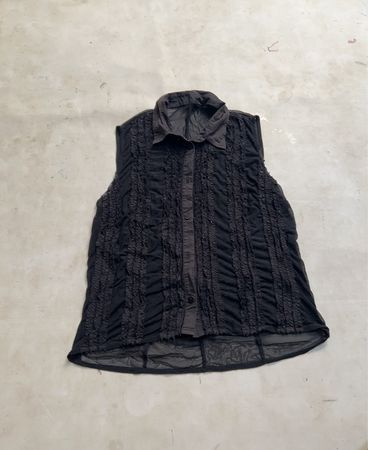 Schwarzes ärmelloses Rüschen-Button-up-Hemd