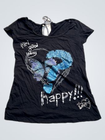 Schwarzes T‑Shirt mit Schmetterlings- und Herzmotiv