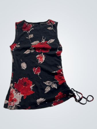 Schwarzes ärmelloses Top mit rotem Blumenmuster und Seitenschnürung
