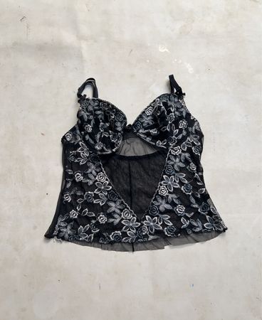 Schwarzes florales Spitzen-Cami-Shirt