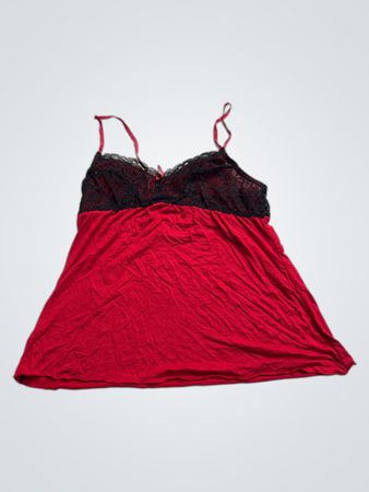 Rotes Trägerhemd mit schwarzer Spitzenverzierung