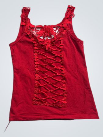 Rotes Tanktop mit Spitzendetail