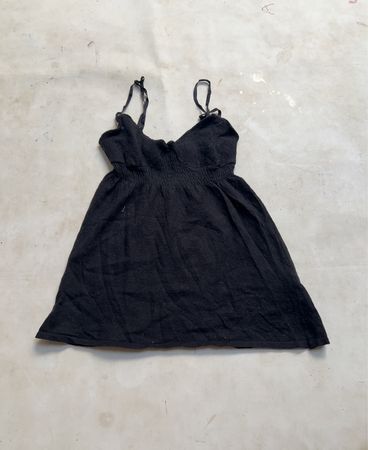 Schwarzes, gerafftes Spaghettiträgerkleid
