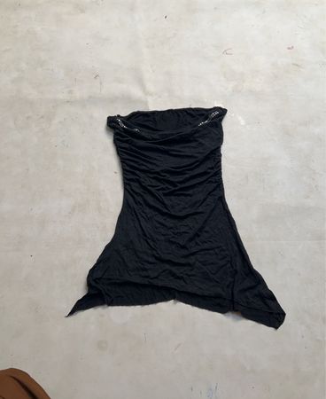 Schwarzes gerafftes trägerloses Kleid