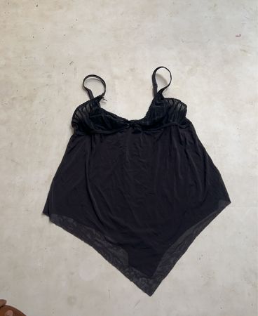 Schwarze Chemise mit Spitzenbesatz