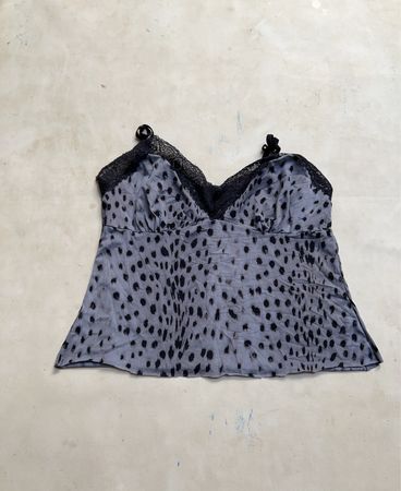 Graues Trägerhemd mit schwarzen Polka-Dots und Spitzenbesatz