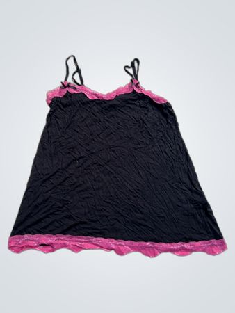 Schwarzes Camisole mit rosa Spitzenbesatz