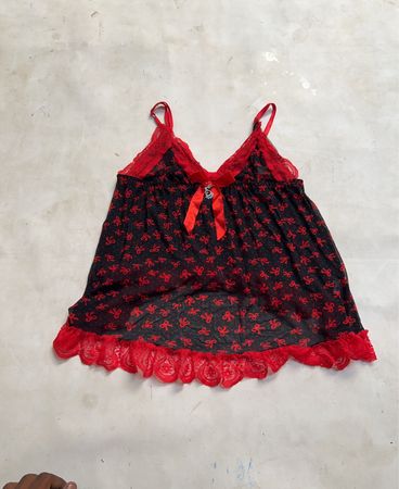 Schwarz-rot gemustertes Dessous-Oberteil mit Schleife