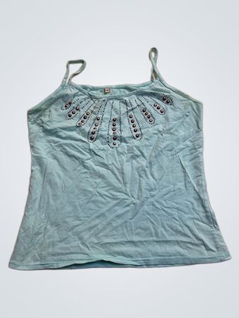 Hellblaues Tanktop mit verzierter Halslinie