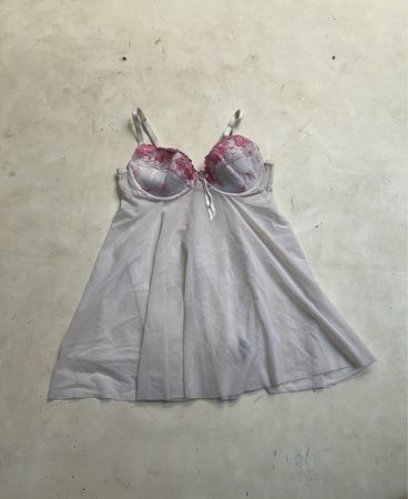 Wunderschöne Babydoll-Wäsche mit pinker Blumenstickerei