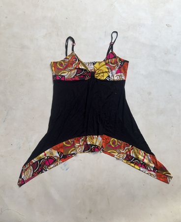 Schwarzes ärmelloses Top mit asymmetrischem Saum und abstraktem Print