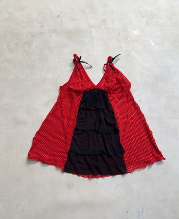 Rotes Babydoll-Oberteil mit weißen Punkten und schwarzem Rüschendetail