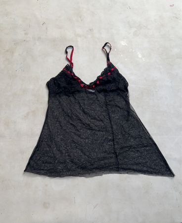Benotti Schwarzes transparentes Spitzen-Babydoll mit roter Einfassung