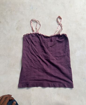 Lila Camisole mit pinker Einfassung