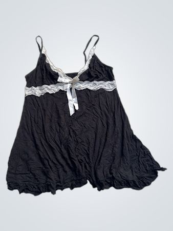 Schwarzes Babydoll-Chemise mit Spitzenbesatz und Schleife
