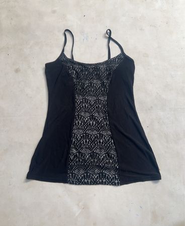 Schwarzes Camisole mit Spitzenbesatz