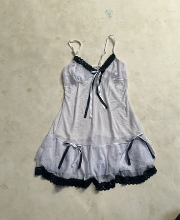 Weißes durchsichtiges Babydoll mit schwarzer Spitzenkante und Schleifen